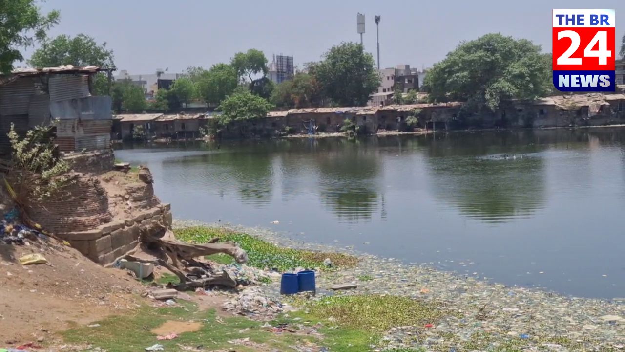 વડોદરામાં પણ રાજા-રાણી તળાવમાં અસંખ્ય દબાણો મામલે ભાજપના પૂર્વ કાઉન્સિલરે આ દબાણો દૂર કરવા માંગણી કરી છે.